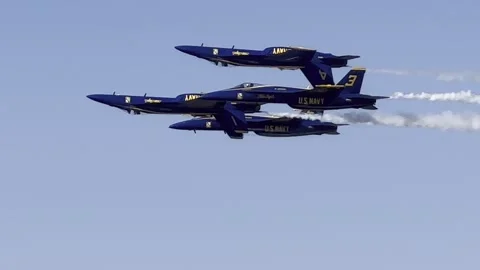 Blue Angels - Diamond formation - 2 inverted Видео 254965524