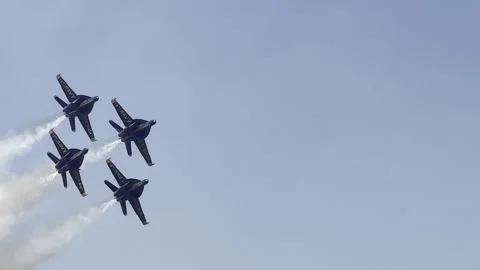 Blue Angels - Diamond formation angled pass Видео 254965499