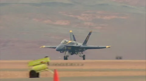 Blue Angels No.6 Take-off Stockbeeldmateriaal 11679345