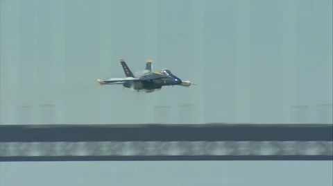 Blue Angels - Sneak Pass Stockbeeldmateriaal 43014542