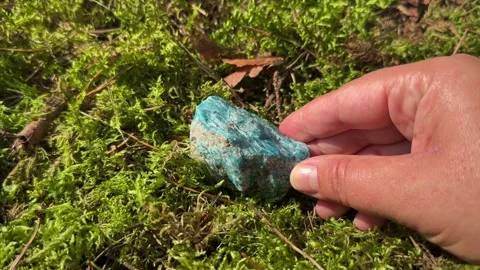 Blue apatite crystal in hand Stock-Footage 249873048