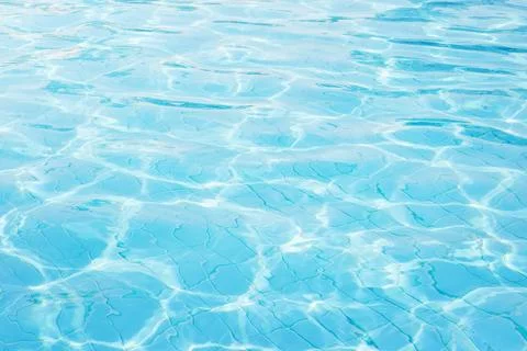 Blue aqua swimming pool surface with soft waves, sparkling light patterns and Foto stock