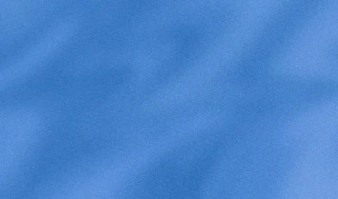 Blue background with grainy texture creating a pattern of wavy stripes Foto stock