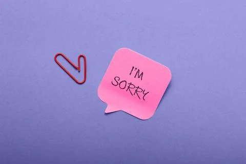 A blue background with a pink note that says I'm sorry. Foto stock