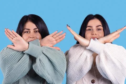 On a blue background, there are two brunettes with straight and long hair, wh Stock-Fotos