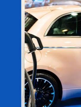 Blue banner with EV charging plug on blurred background of car Foto stock