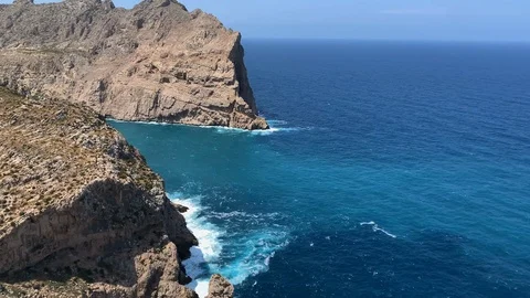 Blue bay in the mountains of Mallorca Видео 114386644