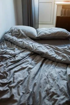 Blue bed sheets and pillows after night's sleep. Foto stock