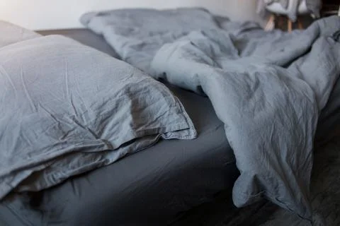 Blue bed sheets and pillows after night's sleep. Foto stock