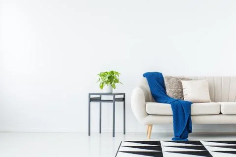 Blue blanket on beige sofa Stock-Fotos
