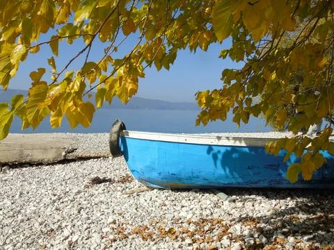A Blue Boat on the Beach Under a Tree at Sveti Naum on Lake Ohrid, North Ma.. Stock-Fotos