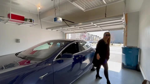 Blue Car Driven by Blond Charging Garage Видео 263848318