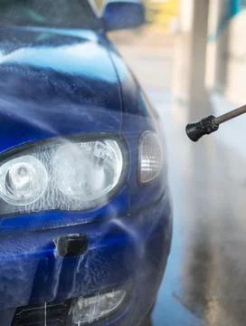Blue car wash using high pressure water jet. Foto stock