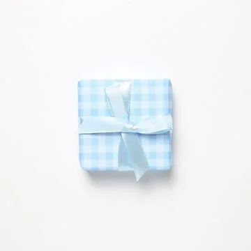 Blue check pattern gift box isolated on white background Stockfoto's