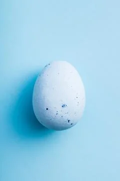 Blue chocolate easter egg. Sweet candy egg on blue background. Foto stock
