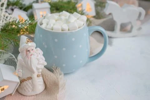 Blue circle with marshmallows next to the blanket there is a place for text. Stock-Fotos