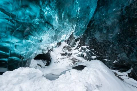 Blue crystal clear ice inside the ice cave, Vatnajokull glacier, Iceland Foto stock