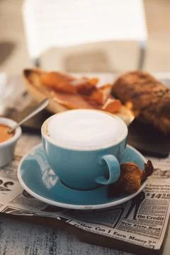 A blue cup of caffè latte Stockfoto's