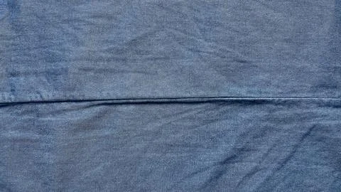 Blue denim texture background with central seam details authentic woven cotto Stock-Fotos