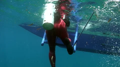 Into the Blue Depth a Scuba Diver Descends 库存影片 321061996
