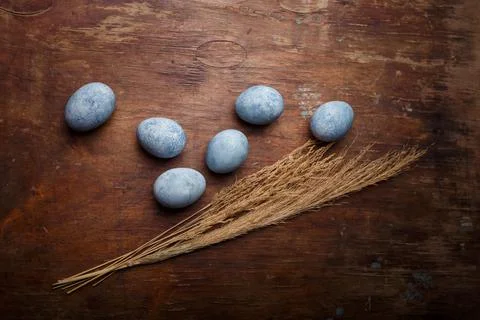 Blue diy painted easter eggs on brown wooden rustic table background Foto stock