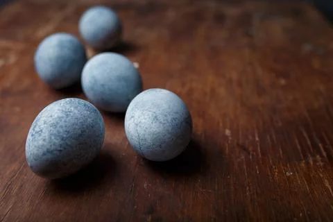 Blue diy painted easter eggs on brown wooden rustic table. Easter background. Foto stock