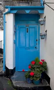 Blue door with geraniums Foto stock