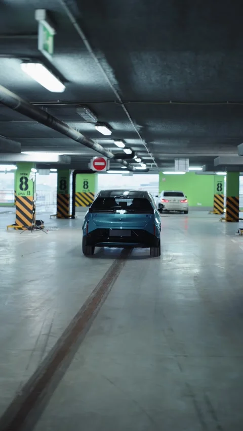 Blue electric SUV driving inside underground parking garage Vídeos de archivo 318417605