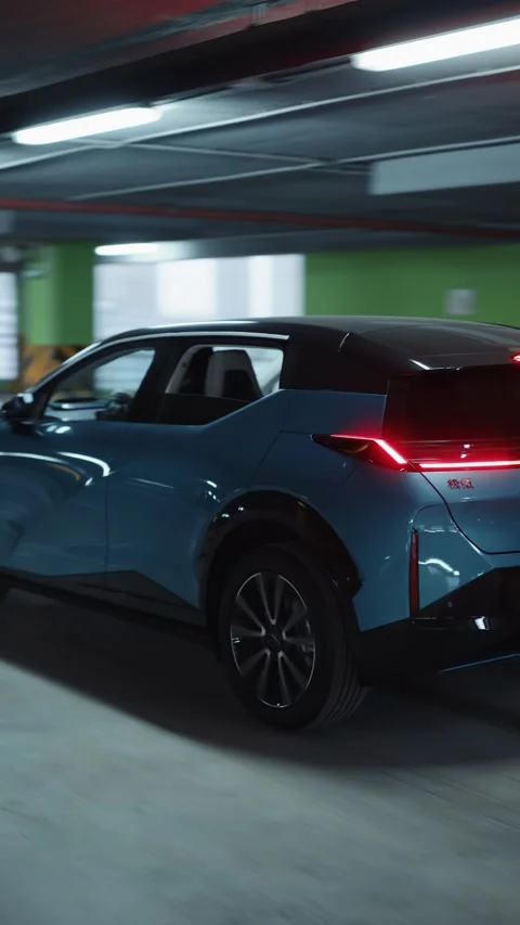 Blue electric SUV driving through underground parking lot Vídeos de archivo 318417832