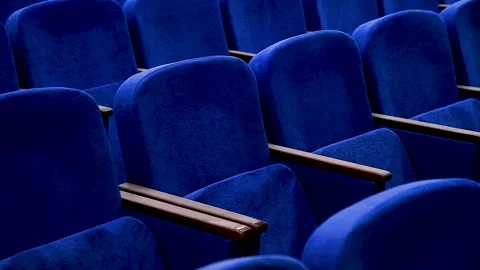Blue empty seats in the audience prepared for the participants of the confe.. Vídeo Stock 253666786