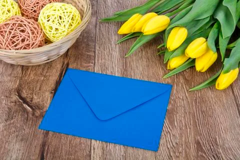 Blue envelope with tulips on a table Foto stock