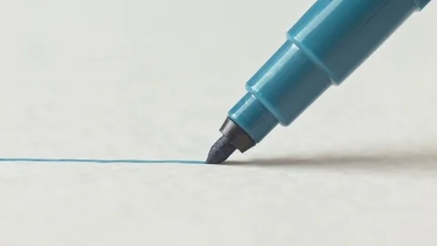 Blue felt-tip pen writes line on paper. Macro Vidéo 97622843