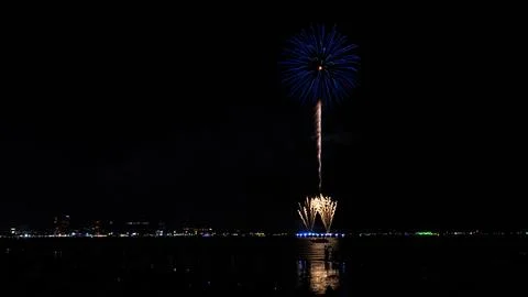 Blue Firework Burst Exploding Over Ocean In Pattaya Thailand Long Exposure Sh Foto stock