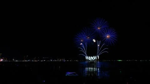 Blue Fireworks Exploding Over Ocean Bay During Night Festival In Pattaya Th.. Stockfoto's