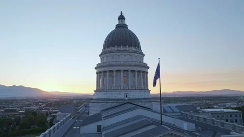 Blue Flag of the State of Utah flutters slowly over the Capitol Building Stockbeeldmateriaal 231213863
