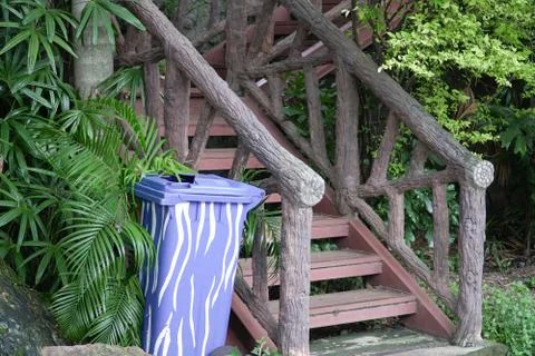 Blue Garbage Bin, Plastic Container, Near Old Stairs In The Zoo Park Foto stock