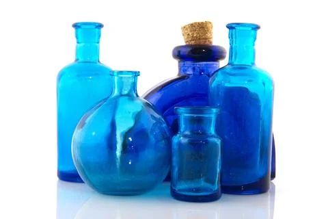 Blue glass objects Several blue glass objects in a row isolated over white... Foto stock