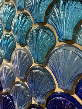 Blue glass shell pattern with overlapping scallop shapes and reflective tex.. Fotos Stock