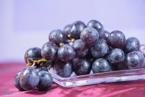 Blue grapes on the table. View with copy space Stockfoto's