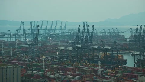 Blue Hour Arrival: Cargo Ship with Containers Entering Port at Dusk Stockbeeldmateriaal 319484451