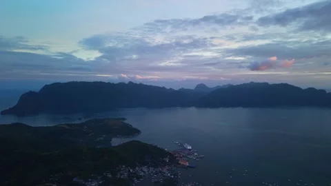 Blue Hour Coron Bay With Docks and Mountain Coastline 库存影片 335518285