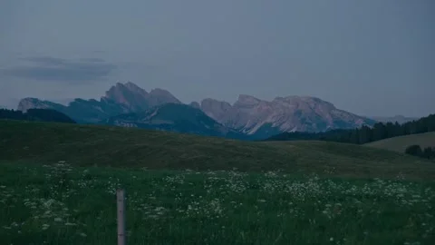 Blue Hour over the Alpine Mountains During a Quiet and Peaceful Evening 库存影片 331164206