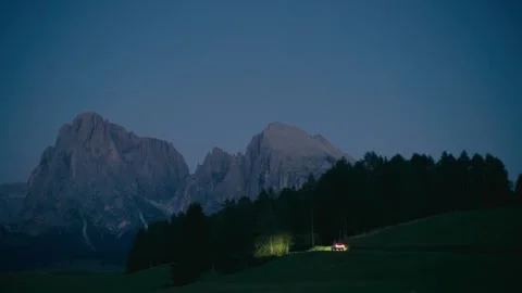 Blue Hour over Alpine Mountains with Car Driving on a Rural Road at Dusk 库存影片 331164214