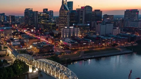 Blue hour timelapse over Cumberland River and Nashville skyline Video stock 337257853