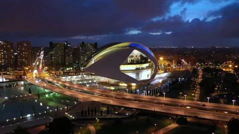 Blue Hour Timelapse Over the Palau de les Arts and Turia Park in Valencia 動画素材 195115993