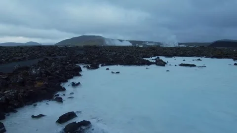 Blue Lagoon Geothermal Spa in Iceland with Volcanic Landscape 스톡 동영상 320516092
