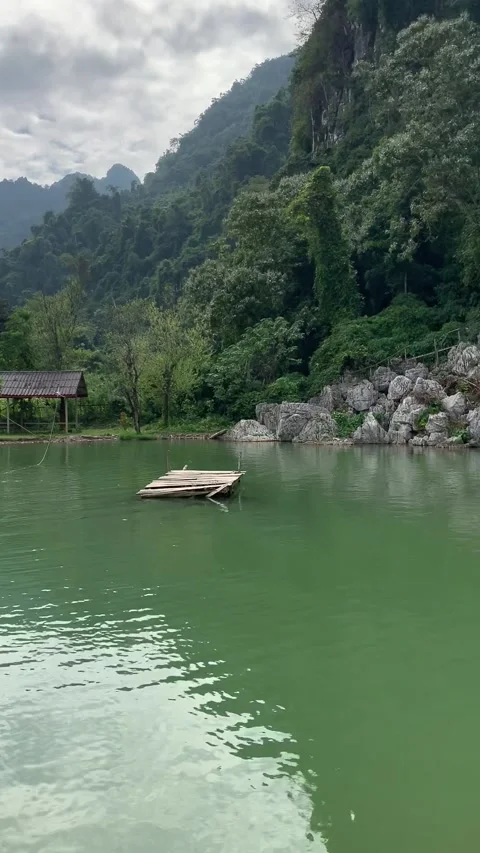 Blue lagoon in Vang Vieng Vídeo Stock 343320261