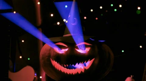 The blue laser light gleams through the Halloween pumpkin 库存影片 68547936