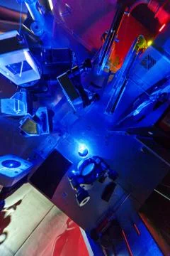 Blue laser in a quantum optics lab. Foto stock
