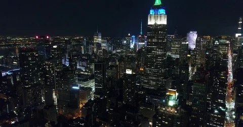 Blue-lit Empire State Building above Midtown Manhattan blocks Vidéo 76968987